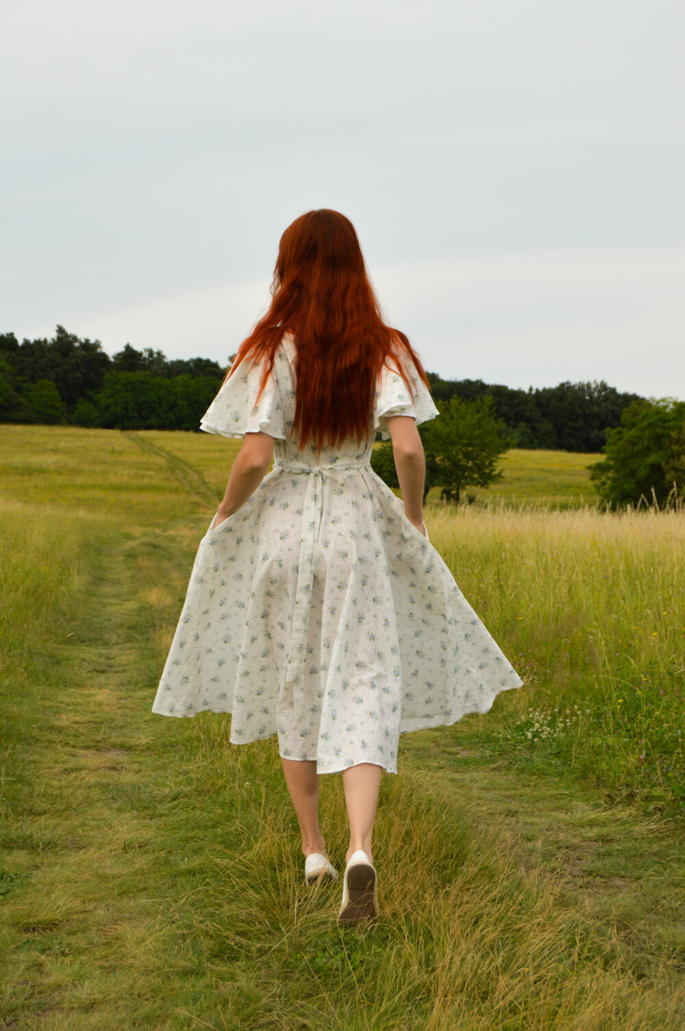 Women's cotton dress Charlotte in floral color, with a V-neckline, buttons and butterfly sleeves