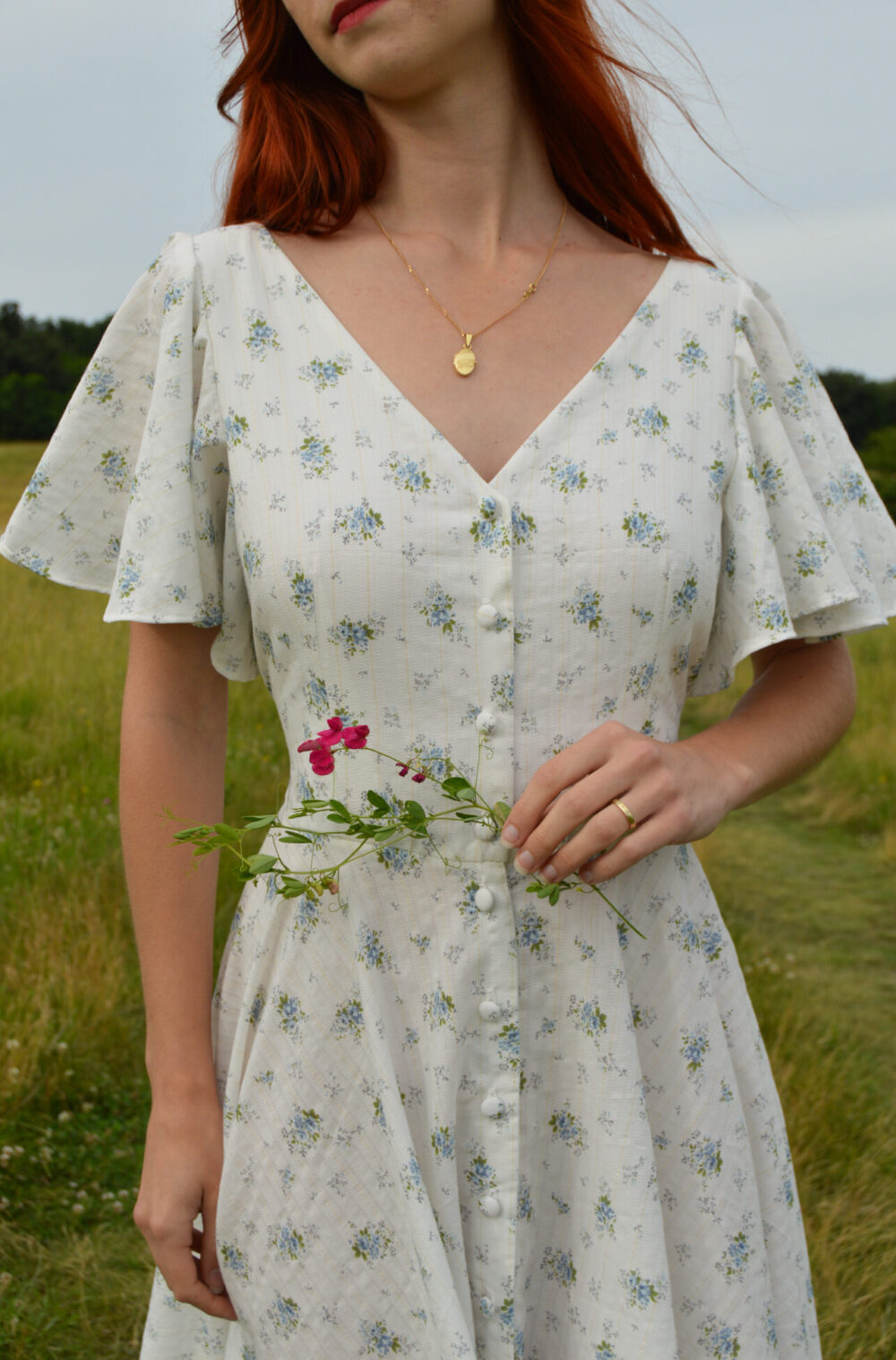 Women's cotton dress Charlotte in floral color, with a V-neckline, buttons and butterfly sleeves Women's cotton dress Charlotte in floral color, with a V-neckline, buttons and butterfly sleeves