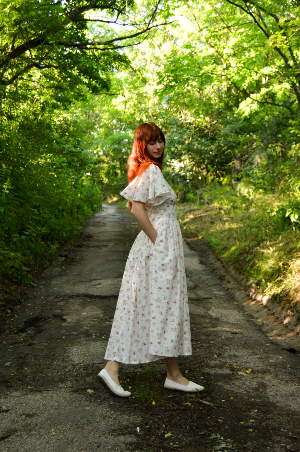 Florence dress in cotton floral pattern, with V.-neck and butterfly sleeves Florence dress in cotton floral pattern, with V.-neck and butterfly sleeves