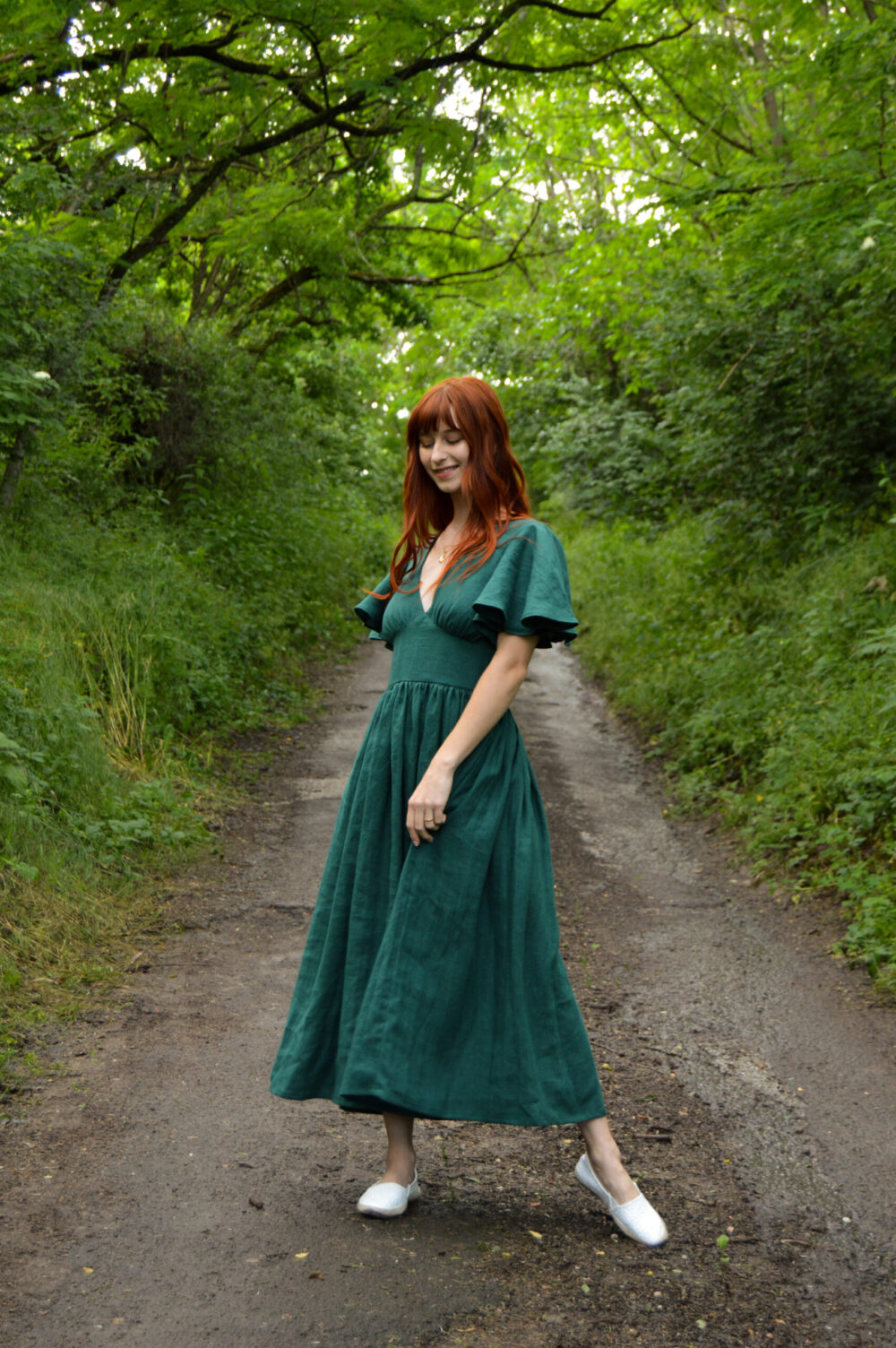 Florence dress in linen dark green pattern, with V.-neck and butterfly sleeves Florence dress in linen dark green pattern, with V.-neck and butterfly sleeves