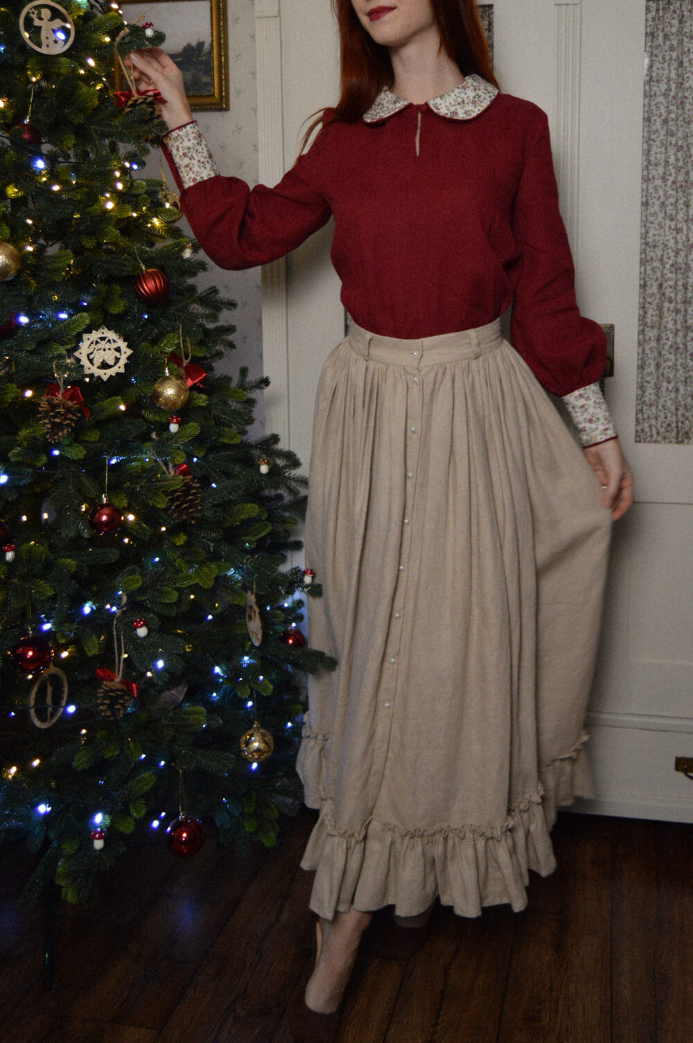 Linen Isabelle skirt wtih buttons, pockets and beautiful burgundy blouse wtih floral details .